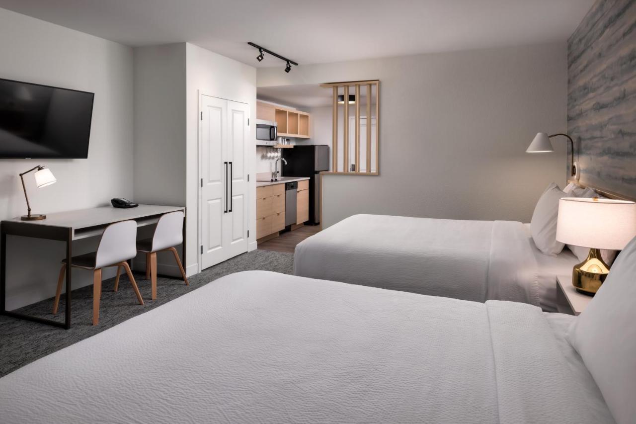 Towneplace Suites By Marriott West Kelowna Exteriör bild